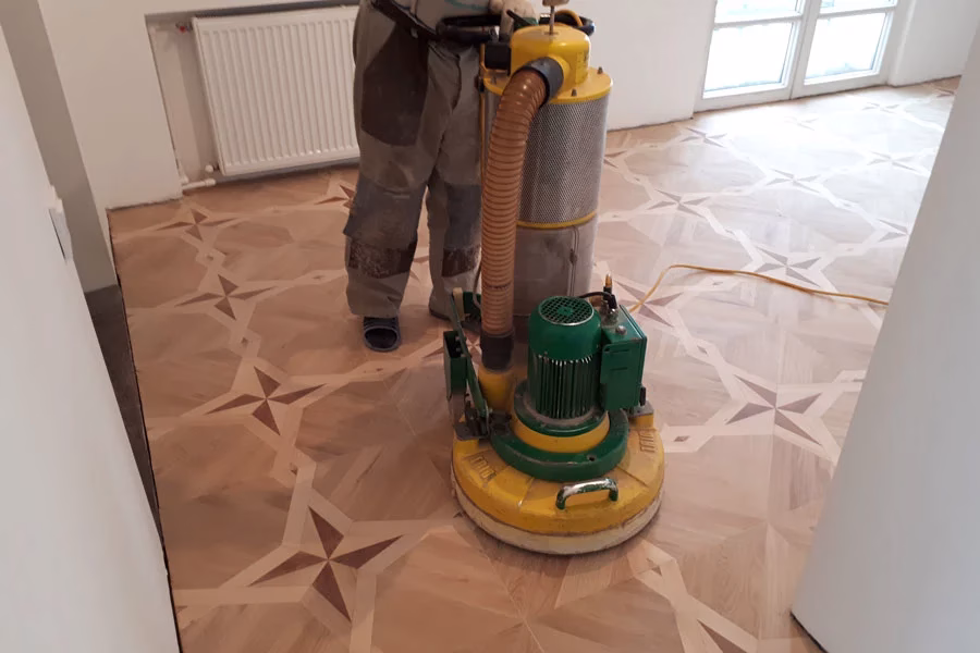 Как шлифовка паркета меняет вид всей квартиры Старый паркет часто портит впечатление даже от хорошего ремонта. Стены могут быть свежими, мебель аккуратной, освещение продуманным, но если пол потускнел, покрылся царапинами и пятнами, квартира сразу выглядит уставшей. Именно поэтому многие владельцы со временем замечают, как сильно состояние пола влияет на общий вид помещения. Как шлифовка паркета меняет вид всей квартиры Киев, хорошо видно после снятия старого слоя лака: дерево становится светлее, чище и выразительнее. Кроме того, исчезают мелкие потертости, следы от мебели и темные участки, которые годами накапливались на поверхности. В результате интерьер начинает выглядеть не просто обновленным, а более ухоженным и теплым. Современное оборудование и аккуратная обработка Качественный результат зависит не только от желания обновить пол, но и от того, чем выполняется работа. Профессиональное современное оборудование позволяет снимать старое покрытие равномерно, без грубых перепадов и глубоких следов. Благодаря этому паркет не теряет лишний слой древесины, а поверхность получается ровной и готовой к дальнейшей защите. Кроме того, при правильной работе уменьшается количество пыли, что особенно важно в жилых квартирах. Шлифовка паркета Киев помогает вернуть полу нормальный вид без полной замены покрытия. Также важно, что мастер подбирает абразивы по состоянию дерева, а не работает одинаково во всех случаях. Поэтому старый дубовый, буковый или другой паркет можно восстановить аккуратно и без лишнего риска. Что меняется после шлифовки пола После обработки меняется не только сам паркет, но и восприятие всей квартиры. Пол становится более ровным по цвету, исчезает ощущение старого ремонта, а комнаты выглядят светлее. Особенно заметен результат в помещениях, где много дневного света, потому что обновленное дерево красиво отражает освещение. Кроме того, после шлифовки можно выбрать лак или масло, чтобы подчеркнуть натуральный оттенок пола. На практике чаще всего меняется несколько важных деталей: комната выглядит чище и просторнее; старые царапины и потертости становятся незаметными; древесина снова показывает свой естественный рисунок; интерьер получает более аккуратный и дорогой вид; пол легче защищать от дальнейшего износа. При этом шлифовка паркета Киев подходит не только для старых квартир, но и для помещений после ремонта, когда на полу остаются следы строительной пыли, мебели или случайных повреждений. Как шлифовка паркета меняет вид всей квартиры Киев после покрытия Финишное покрытие играет большую роль, потому что именно оно защищает обновленную древесину и задает окончательный внешний вид пола. Экологические материалы помогают сохранить натуральность дерева и сделать помещение более безопасным для ежедневной жизни. Например, качественный лак создает прочный защитный слой, а масло глубже подчеркивает текстуру и делает пол более естественным на вид. Как шлифовка паркета меняет вид всей квартиры Киев, особенно заметно после нанесения нового покрытия: паркет перестает выглядеть старым, а интерьер становится цельным и завершенным. Кроме того, правильно подобранные материалы помогают защитить поверхность от влаги, пыли и повседневной нагрузки. Шлифовка паркета Киев в таком случае становится не просто косметическим обновлением, а полноценным способом продлить срок службы деревянного пола.В работе мы используем только качественные материалы, которые подходят для жилых помещений и помогают сохранить натуральную красоту дерева. Для финишного покрытия применяем лаки LOBA на водной основе, так как они хорошо защищают паркет, быстро высыхают и не имеют резкого запаха. Благодаря этому обновленный пол выглядит аккуратно, служит дольше и остается комфортным для ежедневного использования. В итоге квартира выглядит свежее, уютнее и аккуратнее без сложного демонтажа и покупки нового покрытия.