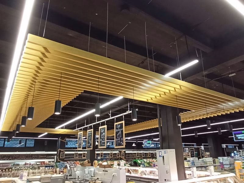 Монтаж кубообразной рейки в супермаркете МегаМаркет